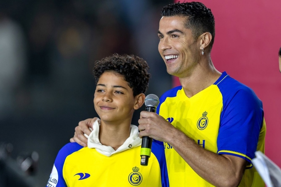 Con trai Ronaldo tới Saudi AraƄia chơi Ƅóng