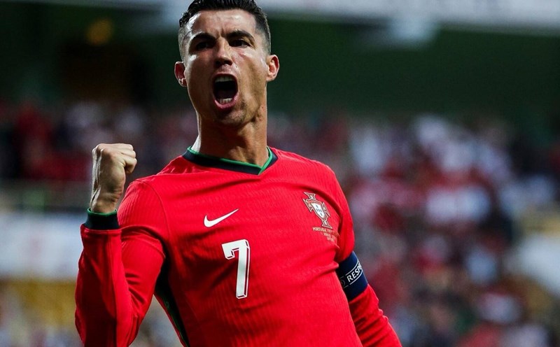 Ronaldo muốn ra sân ở cả EURO lẫn World Cup, Figo công khai suy nghĩ