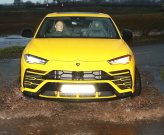 Cả đội Man Utd gây choáng trên đường tới sân tập quá 'lầy lội'