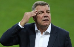 Liên đoàn bóng đá Anh vứt 4000 chiếc áo vì Allardyce