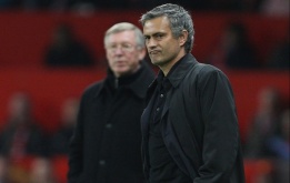 Mourinho ra tay, 'nâng' quyền lực cho Sir Alex?