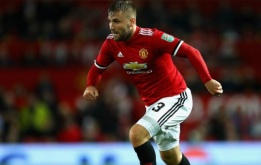 Trở lại yếu đuối, Luke Shaw bị HLV Mourinho thẳng tay loại bỏ
