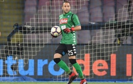 Cha của David Ospina khẳng định Napoli muốn giữ anh lại