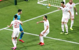 Biến đối thủ thành Ronaldo, Alireza Beiranvand đưa đội nhà vào tứ kết
