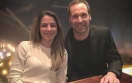 Petr Cech bảnh bao hộ tống đội nữ Arsenal đi ăn tối