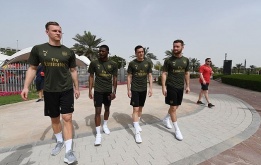 Ozil cười thả ga ngồi xe bus hai tầng dạo phố phường Dubai