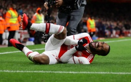 Lacazette có hành động kỳ lạ sau khi giải tỏa cơn khát bàn thắng