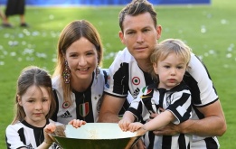 CHÍNH THỨC: Cựu hậu vệ Juventus và Arsenal 'treo giày' ở tuổi 36