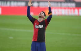 CHÍNH THỨC: Tri ân Maradona, Messi nhận án phạt từ RFEF