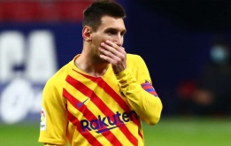 Phản ứng hài hước của khán giả khi thấy Barca tạc tượng Messi