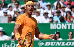 Djokovic thua sốc, Nadal thẳng tiến vào vòng 3 Barcelona Open