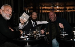 Sau màn KO 40 giây, Conor McGregor nhận cọc tiền tươi 50k USD từ chính tay chủ tịch UFC