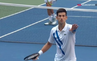 Djokovic nhận bài học đắt giá vì tính khí nóng nảy