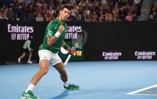 Novak Djokovic thua set đầu tiên ngày ra quân Australian Open kể từ năm 2006
