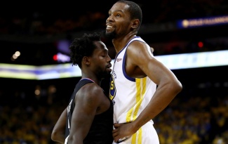 Vì sao cầu thủ NBA khai gian chiều cao?
