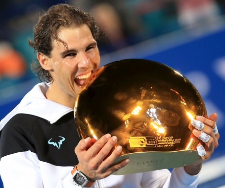 rafael-nadal-bites-trophy-after-beating-milos-raonic-in-final-of-abu-dhabi-exhibition