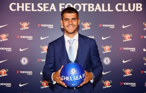 Alvaro Morata rạng rỡ cầm áo đấu Chelsea