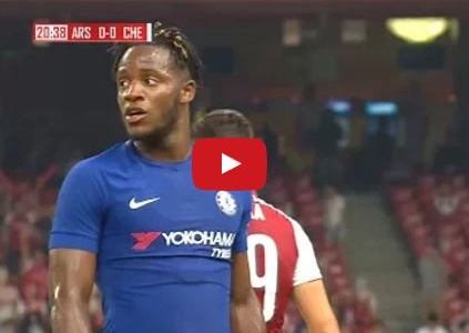 Michy Batshuayi chơi rất hay trước Arsenal
