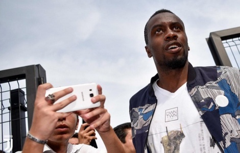 Matuidi bị CĐV bao vây trong ngày đầu đến Juventus