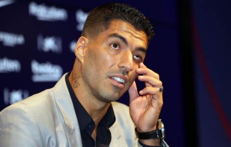 Suarez ngấn lệ, cười khẩy Bartomeu ngồi ngay bên cạnh ngày chia tay Barca