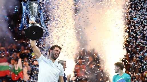 001-dimitrov-nitto-atp-finals-2017-trophy-1