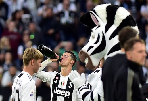 Ronaldo bạc trắng đầu, nốc nguyên chai ngày Juventus đăng quang