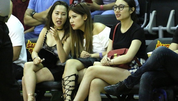 Bạn gái cũ của Mạc Hồng Quân ngơ ngác đi xem bóng rổ