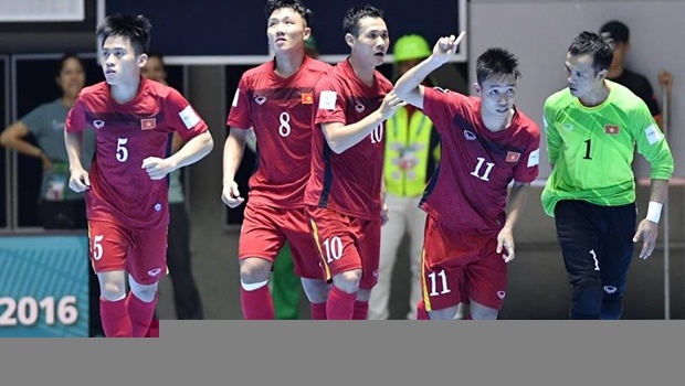 Trưởng đoàn futsal Việt Nam: Luôn tỉnh táo với chiến thắng lịch sử