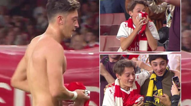 Fan nhí phát khóc vì quà tặng từ Oezil