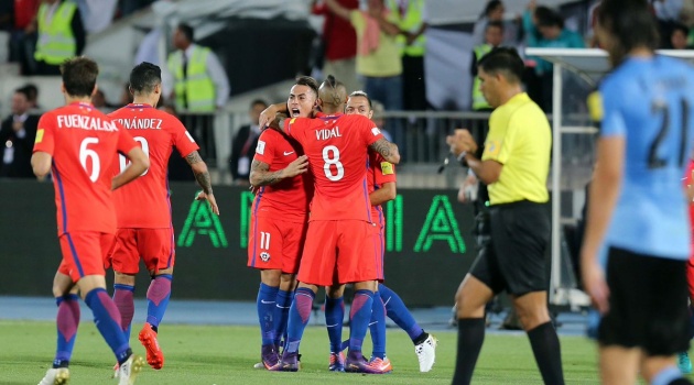 Ngủ dậy sau hiệp một, Chile xé tan Uruguay thành từng mảnh