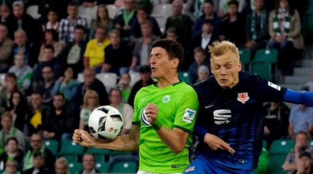 Lượt đi play-off trụ hạng Bundesliga: Mario Gomez giúp Wolfsburg đánh bại Braunschweig