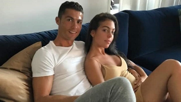 Cristiano Ronaldo XÁC NHẬN bạn gái mang bầu