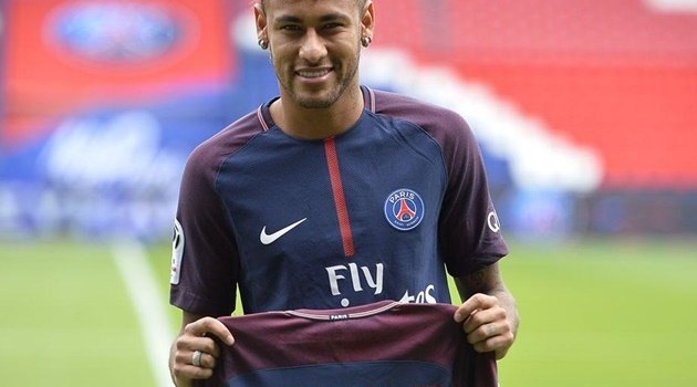 Neymar bất ngờ phớt lờ Messi