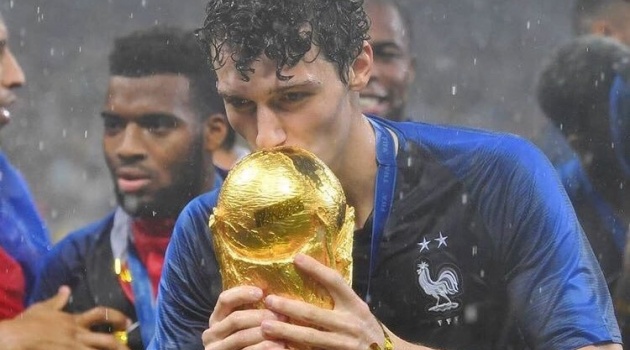 Cavani giỏi nhìn người, xin đổi áo với Pavard từ 3 năm trước