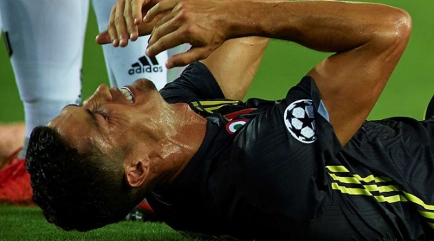 Huyền thoại Man Utd tiết lộ lý do Ronaldo khóc như mưa sau tấm thẻ đỏ