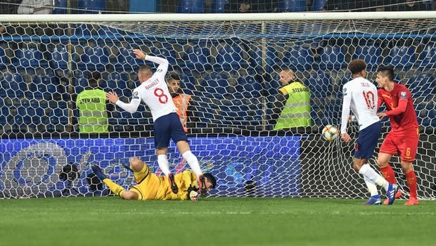 Cậu ấy bằng cả Messi và Ronaldo hợp lại