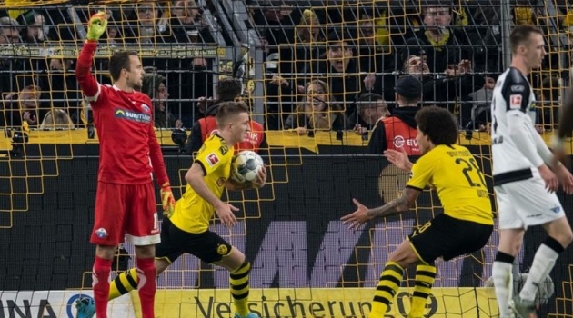 Vòng 13 Bundesliga: Monchengladbach gặp khó và cơ hội để Dortmund trở lại đường đua