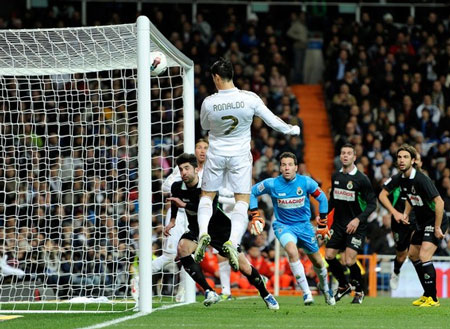 C. Ronaldo cân bằng kỷ lục 121 bàn của huyền thoại Juanito
