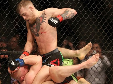 UFC: Thắng KO, võ sỹ vượt rào gây hấn kình địch