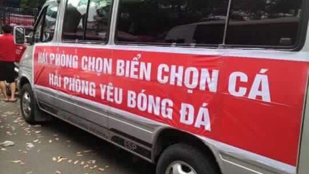 Những tấm băng-rôn phản cảm và khó đỡ của CĐV Hải Phòng