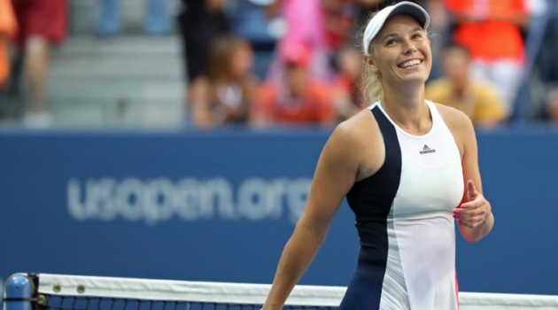 Wozniacki thắng tưng bừng, Kerber loại Kvitova