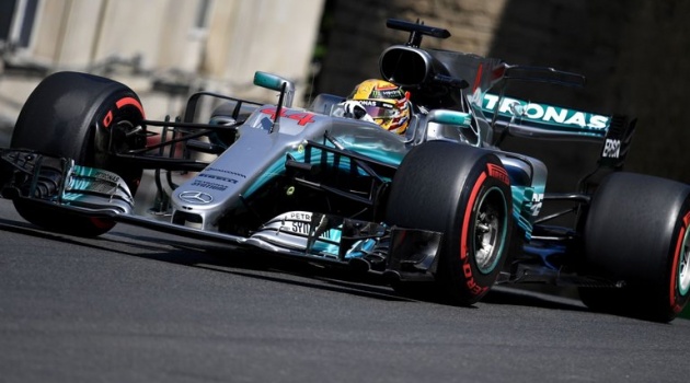 Azerbaijan Grand Prix: Lewis Hamilton giành pole ngoạn mục
