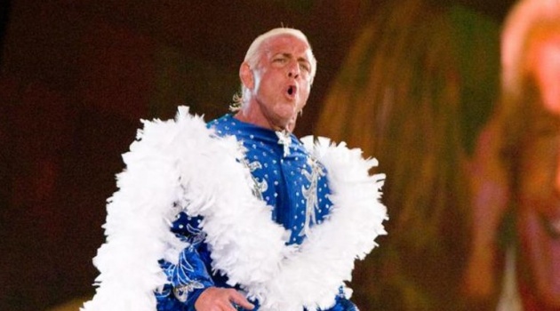 NHM lo sốt vó vì bệnh tình của huyền thoại WWE