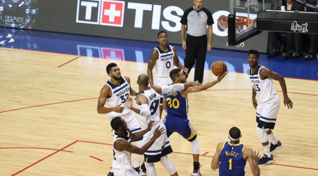 Stephen Curry ghi 40 điểm chỉ trong 3 hiệp trước Minnesota Timberwolves