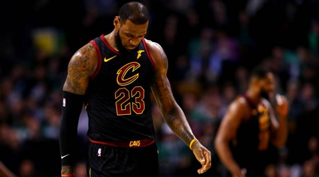 Chưng diện sặc sỡ, Lebron James vẫn thua đau Golden State Warriors