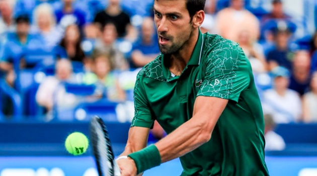 Thi đấu 2 trận liên tục, Djokovic vẫn giành chiến thắng để vào bán kết