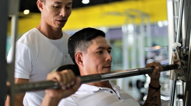 Diễn viên Bình Minh mướt mồ hôi tập với Phạm Hy cho phim võ thuật mới
