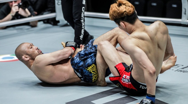 'Lão tướng' MMA mất 53 giây để hạ đối thủ kém mình 20 tuổi