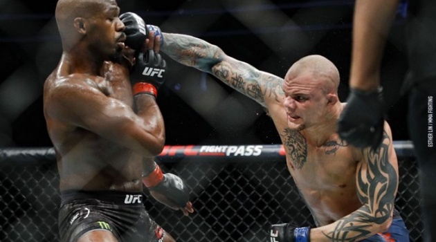 Dù giành chiến thắng, Jon Jones vẫn phải cúi đấu kính trọng đối thủ