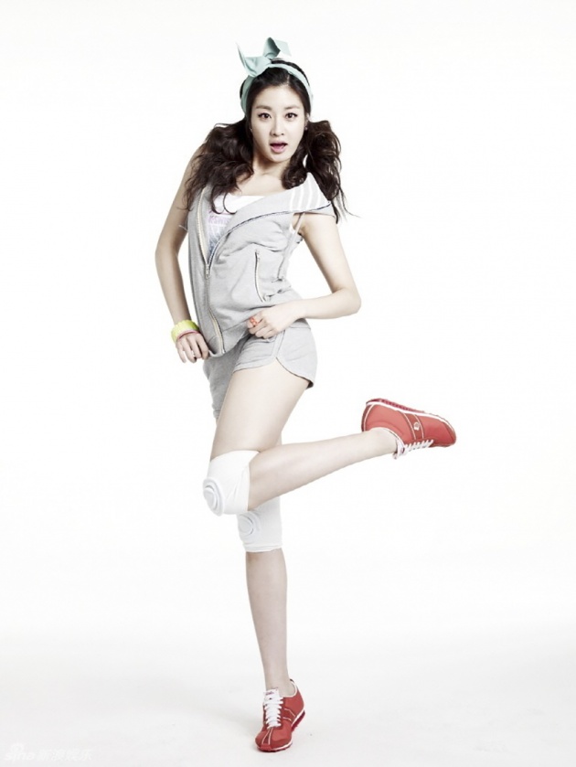 kang-sora-shows-off-her-preppy-look-for-k-swiss